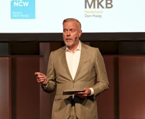 Luitenant-admiraal Rob Bauer laat zien hoe je inspireert over weerbaarheid.